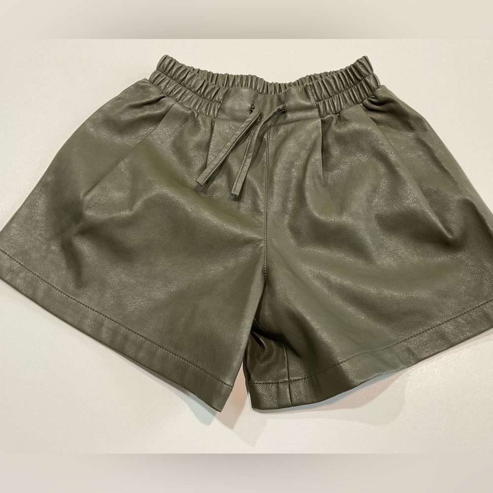 🍏🍏 Zara Girl’s Dark Olive Leather Pleated Waist Elastic Shorts, 12” long, size 8